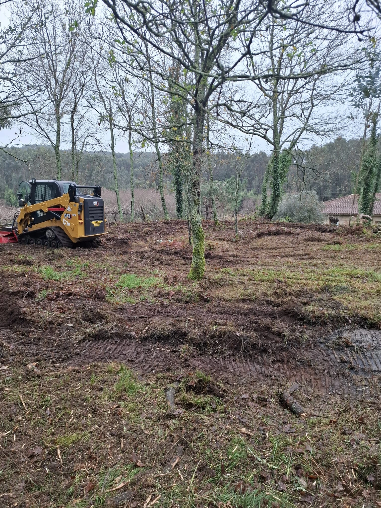 Maquina CAT 257 da empresa F. Ribeiro e Ferreira