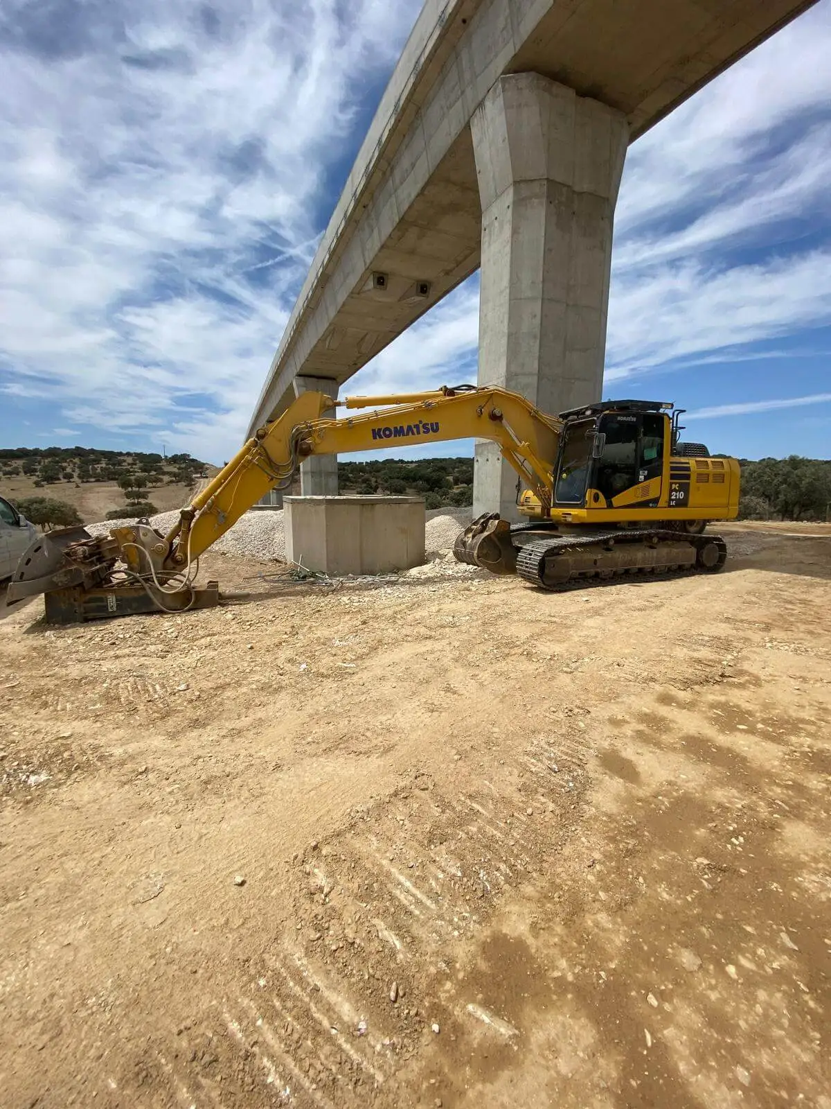 Maquina Komatsu pc210 da empresa F. Ribeiro e Ferreira