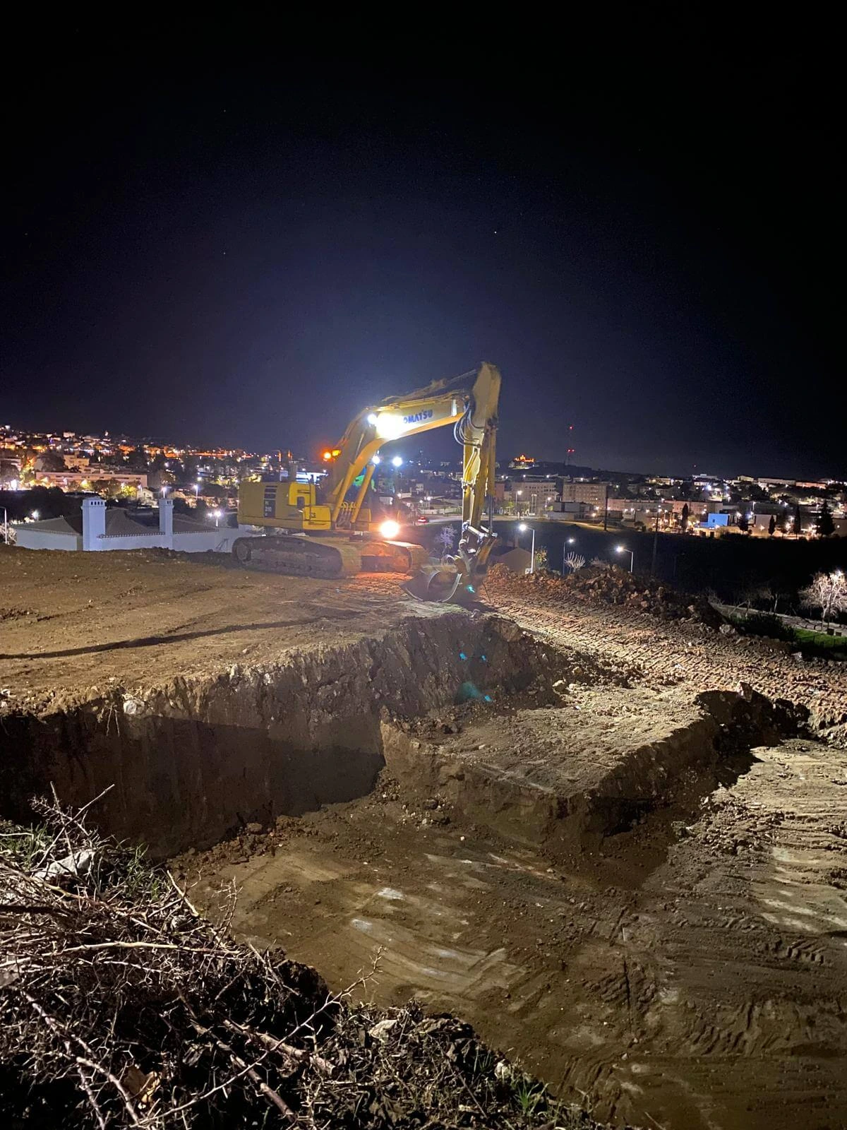 Preparação de fundações com maquina em operacao