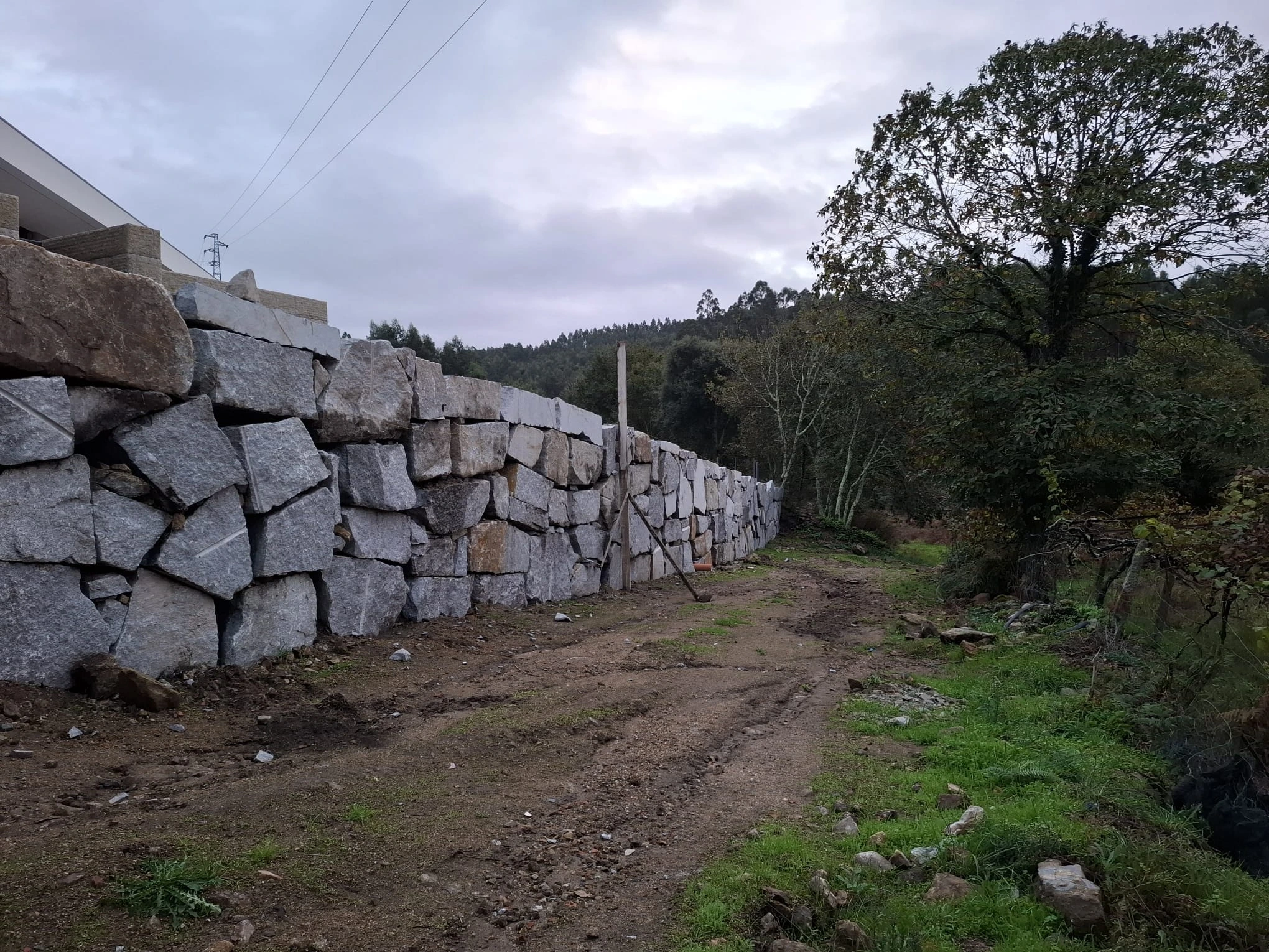 Muro feito pela F. Ribeiro e Ferreira Terraplanagens