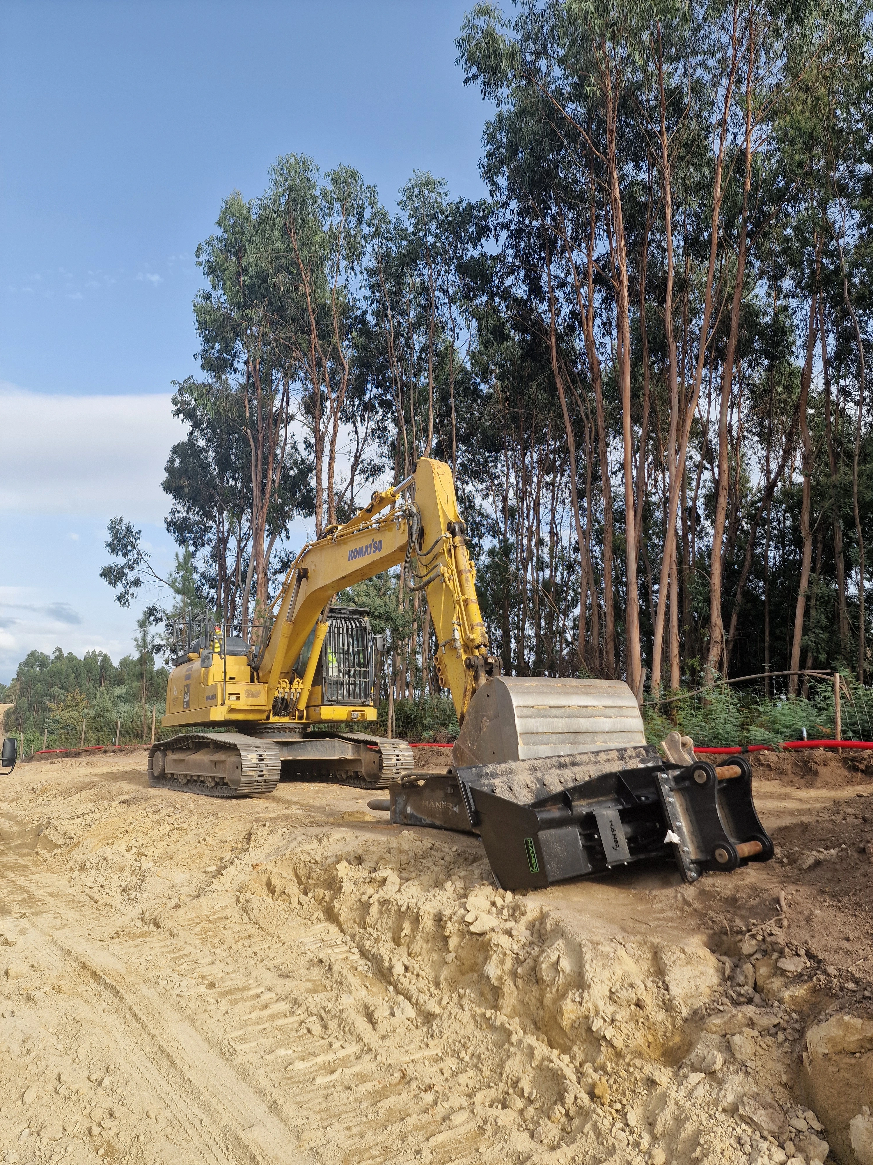 Maquina Komatsu pc210 da empresa F. Ribeiro e Ferreira