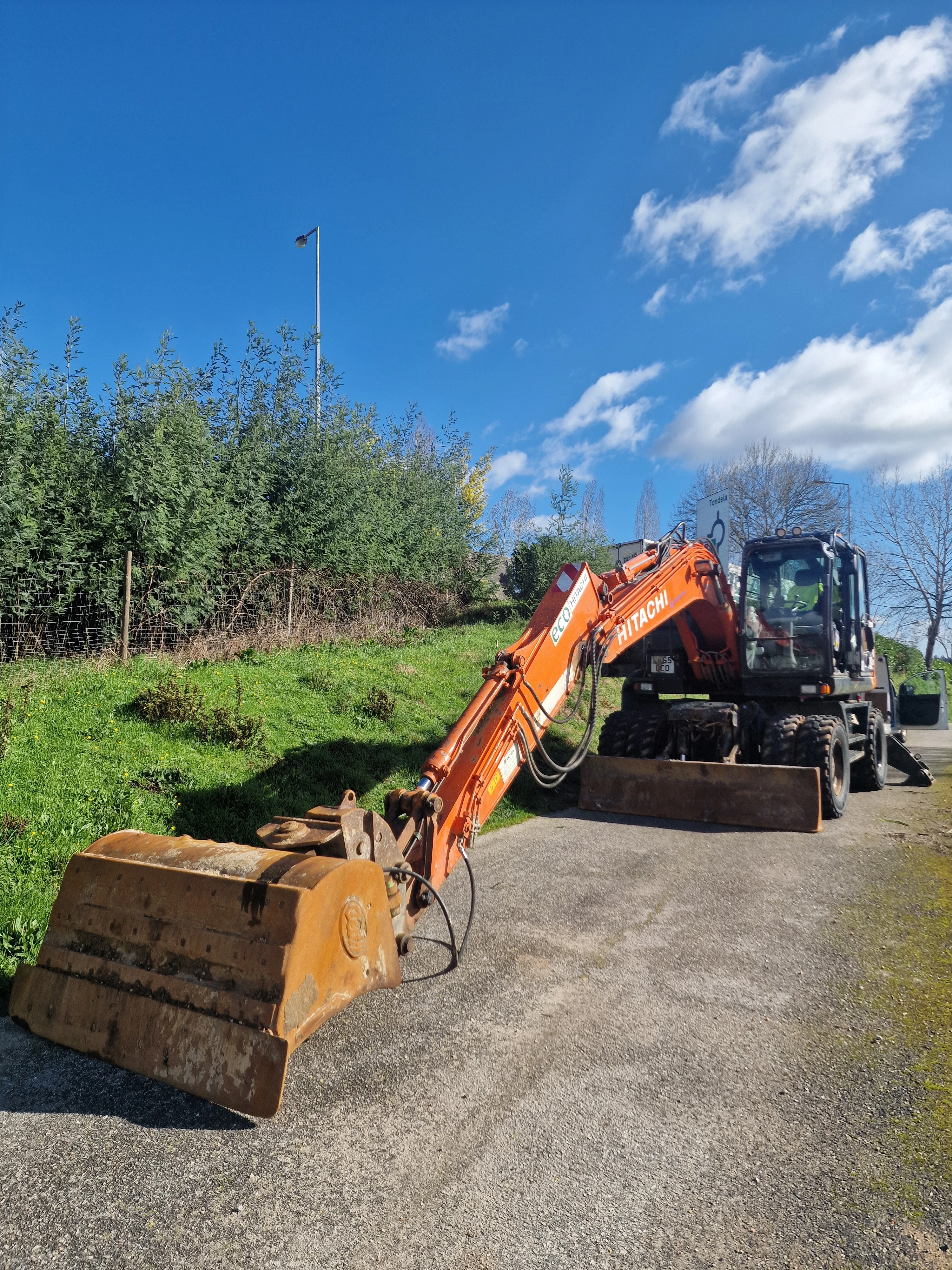 Maquina Hitachi 140 da empresa F. Ribeiro e Ferreira