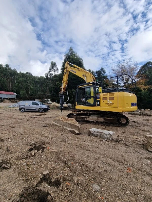 Maquina Komatsu pc210 da empresa F. Ribeiro e Ferreira